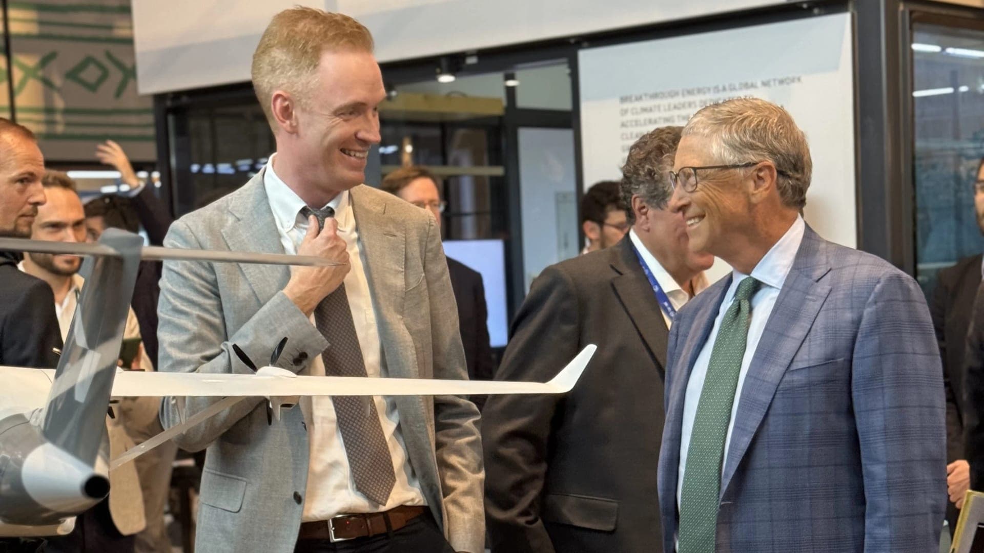 Bill Gates and Anders Forslund with the ES aircraft model